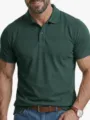 Primo piano dettagliato di una polo a maniche corte verde scuro con collo bottoni. - Verde Scuro
