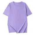 T-shirt casual da uomo a maniche corte viola, vista dettagliata sul tessuto morbido base. - Viola