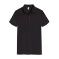 Nahaufnahme der Kragen-, Knopf- und atmungsaktiven Stoffdetails des schwarzen Poloshirts. - S / Oberteile / Schwarz