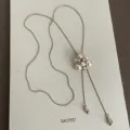 Elegante lariat parelketting met een delicaat bloemhangertje en verstelbare schuifketting. - Verstelbare parelketting