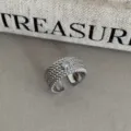 Gedetailleerd shot van een brede open geweven ring met fonkelende steen, elegante stijl. - B Breed Wit Strass