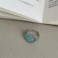 Zilverkleurige metalen open ring met blauwe kralen en uniek abacus ontwerp hoofdfoto - Telraam vorm / Blauw