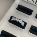 Gedetailleerd overzicht van de luxe blauwe sterring, prachtige mode open ring voor vrouwen. - A Blauwe Ster