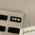 Gedetailleerd opname van een vintage zilveren zirconia ingelegde cirkel schakelring. - Multi-Ring Verbonden Stijl (R-1222)