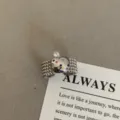 Prachtig detail van zilveren kralenring met sprankelende kleurrijke zirkoniastenen. - Meerdere Rijen Kralen Stijl (R-1222)