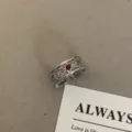 Close-up detail van vintage zilverkleurige opengewerkte ring met rode hart zirkoon. - Rode Hart Edelsteen Stijl (R-1222)