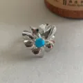 Koreaanse zilveren open ring met een mooi zoet bloemdesign en helderblauwe steen. - R1024-D (Blauwe Agaat)