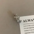 Franse retro zilveren zonnebloem zircon ring, elegante niche ontwerp detail opname. - Opengewerkte Kant Stijl (R-1222)