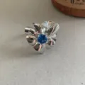 Zilverkleurige bloemring met blauw kristal in het midden verstelbare ring voor dames - R1024-D (Blauwe Strass)