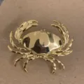 Gedetailleerd zicht gouden krabring, modieus dierendesign, elegante vakantiesieraad voor dames. - Krab
