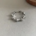 Silberner offener Ring mit floralem Perlen-Spitzen-Design und funkelnden Strasssteinen. - R705-A (Silberner Strass)