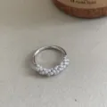Silberner Metallring mit winzigen weißen Perlen verziert, stilvoller offener Fingerring. - R705-C