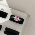 Gedetailleerde close-up van een Y2K kleurrijke zirkoon stapelring met een roze middensteen. - Rechthoekige strassteentjes / Roze