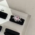 Y2K roze hart kristal ring detail shot, trendy zilveren stacking vinger sieraad stuk. - Hart Strass / Roze