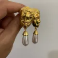 Vergulde statement gezicht sculptuur oorbellen met hangende elegante parel accessoires. - Goud Gezicht