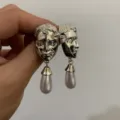 Retro surrealistische metalen gezicht hangende oorbellen met elegante parelhangers. - Zilver Gezicht