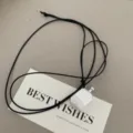 Elegante collana con ciondolo a bottiglia in metallo unico con cordino nero, accessorio moda. - Flacone di profumo