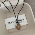 Houten hart slot hanger ketting met sleutel en ster bedel op zwart koord voor vrouwen detail. - Hart