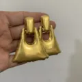 Grofheid gouden geometrische statement oorbellen detailweergave, abstracte sieraden. - Mat Goud Driehoek