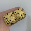 Close-up weergave van dikke vierkante gehamerde gouden oorbellen gedetailleerd met zwarte strass steentjes. - Groot Vierkant Gehamerd (3490-Zwarte Strass)