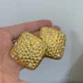 Goudkleurige gestructureerde vierkante statement oorbellen met schitterende strass details. - Groot Vierkant Gehamerd (3490-Zilveren Strass)