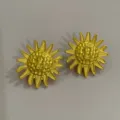 Close-up detail van vintage gouden zonnebloem oorbellen met uniek sleutelgat ontwerp. - Zonnebloem-4213