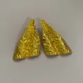 Detailopname van onregelmatige geometrische gouden metalen oorbellen, statement. - Geometrisch-4292