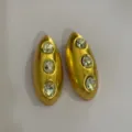 Gedetailleerde opname van vergulde geometrische ovale oorbellen met ingebedde kristallen strass. - Witte Strass-4277