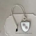 Detailaufnahme der schicken Sonnenbrillenhalter Halskette mit zarter Sonnenblumen Stickerei. - Weiß