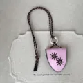 Detailansicht der koreanischen rosa Leder Sonnenbrille Clip Halskette mit Sonnenblumen Kordel. - 3942 Rosa
