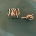 Bague ouverte en métal exquise avec anneau à ressort en spirale et tête de tulipe. - Fleur de Rose Argentée Acier