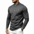 Heren donkergrijs lang mouw opstaande kraag henley shirt met borstzak en witte knopen. - donkergrijs