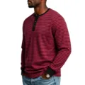 Dettaglio in primo piano di camicia henley da uomo a maniche lunghe a righe con bottoni neri. - Taglia S / Top / Rosso