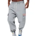 Pantalon cargo molletonné pour homme en gris, avec poches multiples et coupe streetwear. - Gris clair