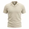 Detalle polo tejido waffle, primer plano tela texturada, camiseta de verano beige corta. - Albaricoque