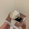 Nahaufnahme des handgefertigten Draht-Muschelrings, Vintage Meeresstil offenes Metallband. - Buchstabe A