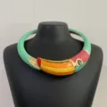 Detailopname van een kleurrijke geëmailleerde toekan metalen choker halsketting, opvallend sieraad. - Chokerketting / Groen