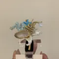 Nahaufnahme Detail des handgefertigten Muschelrings im Ozeanstil mit Perlen und Metalldraht. - Stil C