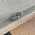Anello aperto in argento con zircone luminoso, design traforato elegante e delicato. - Anello Aperto Floreale Cavo / Argento