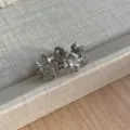 Anello aperto in argento con zirconi e design floreale delicato, perfetto per uso quotidiano. - Anello Impilabile Floreale Cavo / Argento