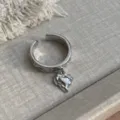 Anello aperto con ciondolo a cuore argentato, elegante gioiello da dito regolabile moderno. - Anello con Ciondolo a Cuore / Argento