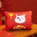 Joli coussin en peluche année du cheval chauffe-mains rouge jouet doux festif pour canapé. - Style Succès Immédiat
