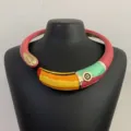Kleurrijke emaille toekan choker ketting voor dames, stijlvolle open metalen halsring sieraden. - Chokerketting / Rozerood
