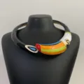 Kleurrijke emaille toekan statement halsketting metalen open halsring voor vrouwen - Chokerketting / Zwart