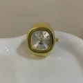 Goudkleurige vintage stijl quartz ringhorloge variant met zilveren wijzerplaat en elastiek. - Goud Vierkant Dienblad