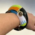 Chique tukan geëmailleerd metalen open armband voor dames, kleurrijke cartoon vogel sieraden. - Bangle / Zwart