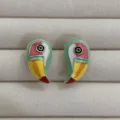 Kleurrijke geëmailleerde toekan oorknopjes, stijlvolle metalen dieren sieraden detail. - Oorknopje B
