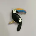 Gedetailleerd overzicht van de kleurrijke emaille toekan vogel broche met vakmanschap. - Broche / Zwart