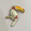 Kleurrijke geëmailleerde toekan vogel broche, modieuze metalen dierelapel sieraden. - Broche / Broken Wit