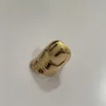 Gedetailleerde opname van een overdreven vloeibare metalen vingerring, unieke gouden nagelsieraden. - Goud Stijl A
